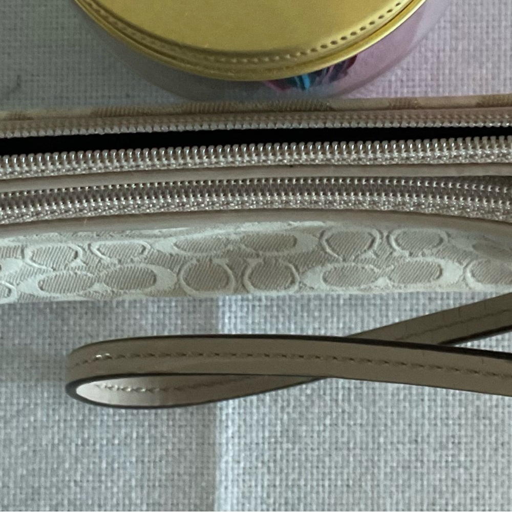 COACH wristlet EUC 2 zip pockets zippers work great cute for night out. $12 - Picture 6 of 11